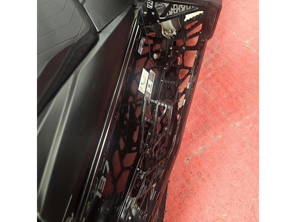 2025 Polaris 650 Indy Adventure 137 alt