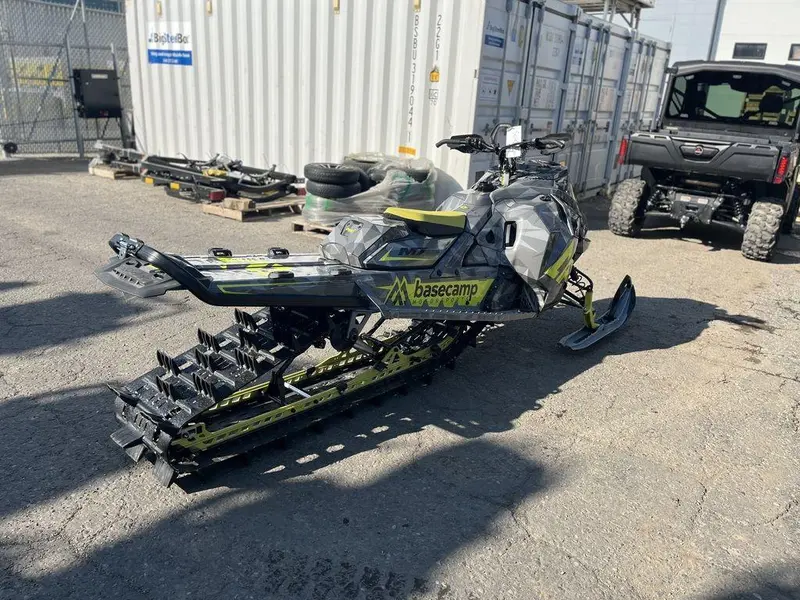 2025 Ski-Doo Summit® X® 850 E-TEC 165 SS H_Alt Powder 3.0_10.25 in_Grey