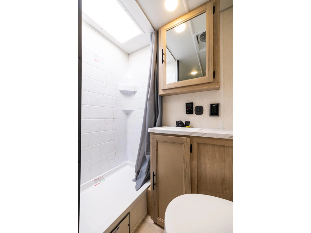 Cherokee 18rr Grey Wolf Cargo 2026 alt