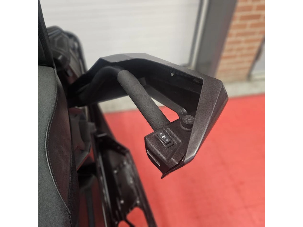 2025 Polaris 650 Indy Adventure 137 alt