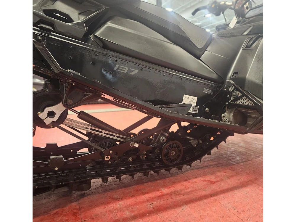 2025 Polaris 650 Indy Adventure 137 alt