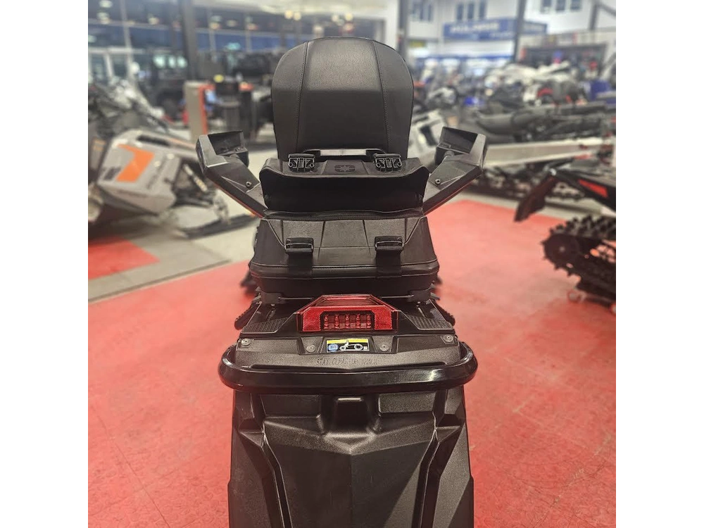 2025 Polaris 650 Indy Adventure 137 alt