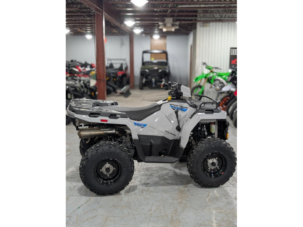 Polaris Sportsman 570 Ghost Gray | 🌍 Concurrents : Outlander 570 / Grizzly 700 🌍 | 2026 alt