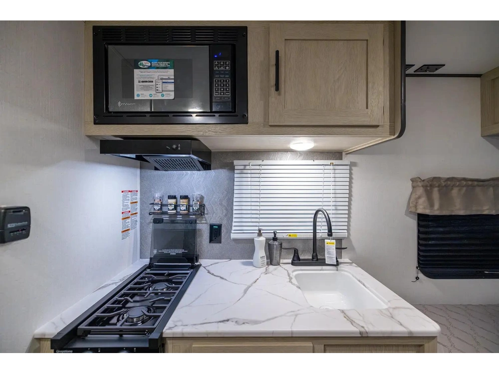 Coachmen Shasta Compact 16bh 2026 alt