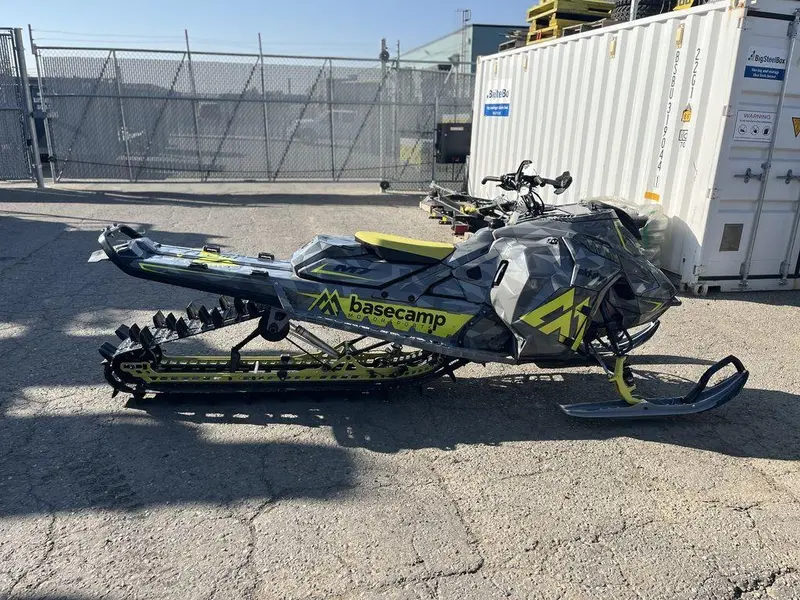 2025 Ski-Doo Summit® X® 850 E-TEC 165 SS H_Alt Powder 3.0_10.25 in_Grey