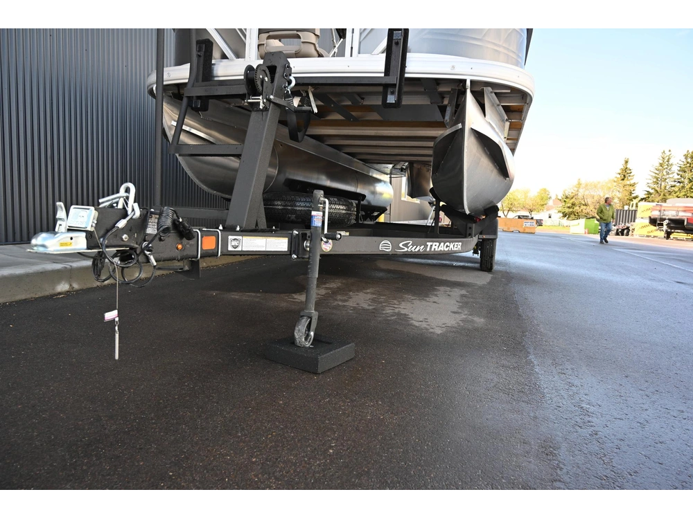 2025 Sun Tracker Fishin Barge 20 alt