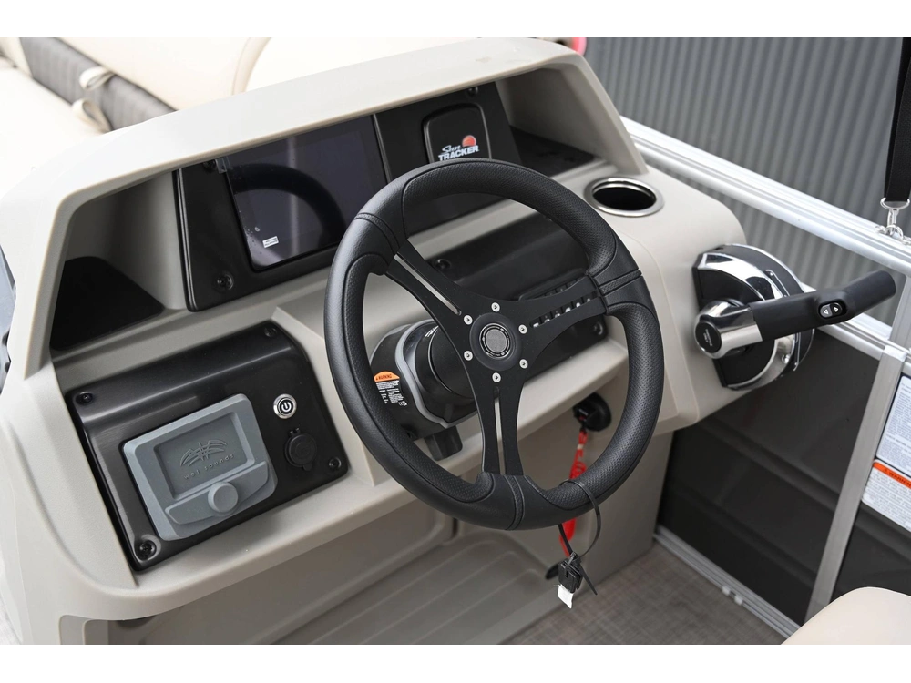 2025 Sun Tracker Party Barge® 22 Xp3 alt