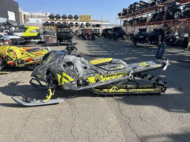 2025 Ski-Doo Summit® X® 850 E-TEC 165 SS H_Alt Powder 3.0_10.25 in_Grey