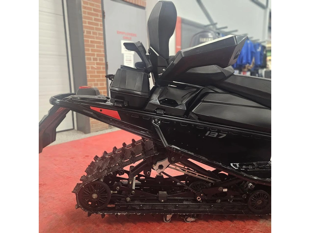 2025 Polaris 650 Indy Adventure 137 alt