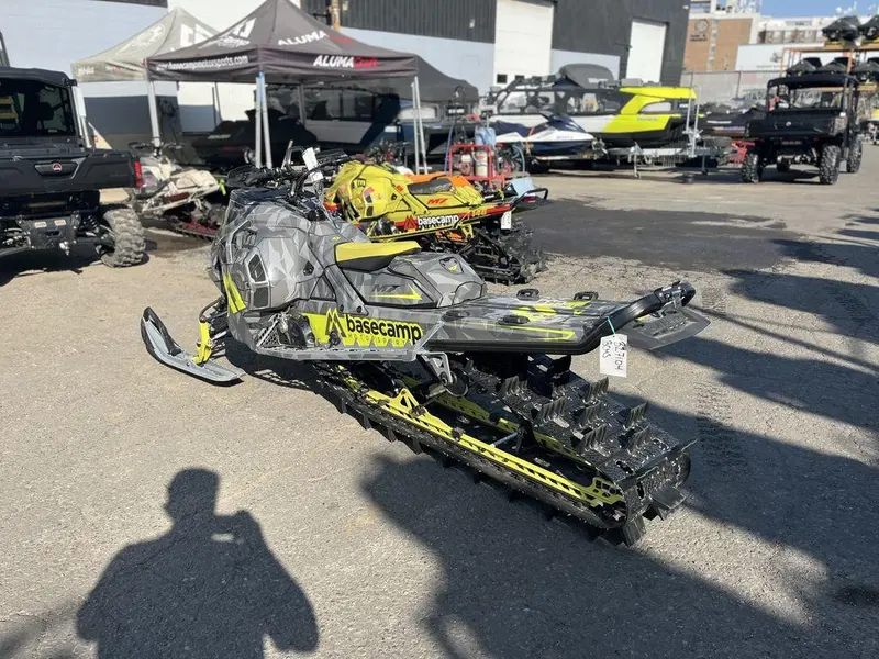 2025 Ski-Doo Summit® X® 850 E-TEC 165 SS H_Alt Powder 3.0_10.25 in_Grey