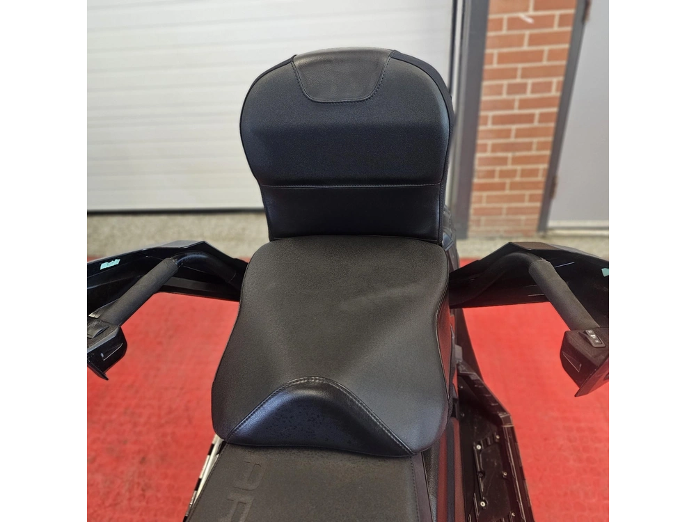 2025 Polaris 650 Indy Adventure 137 alt