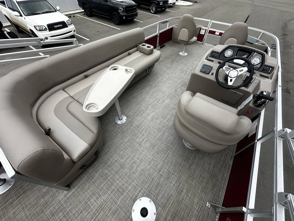 2024 Ranger Reata 200f Red Blk alt