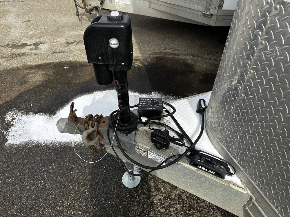 2010 Featherlite 3500 alt