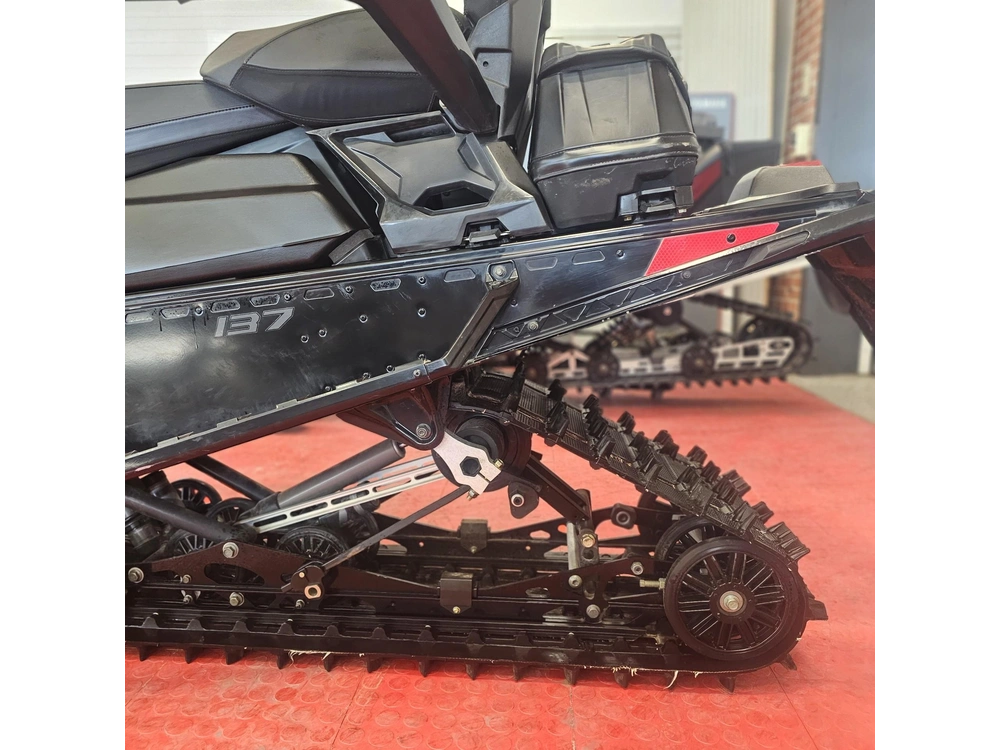 2025 Polaris 650 Indy Adventure 137 alt