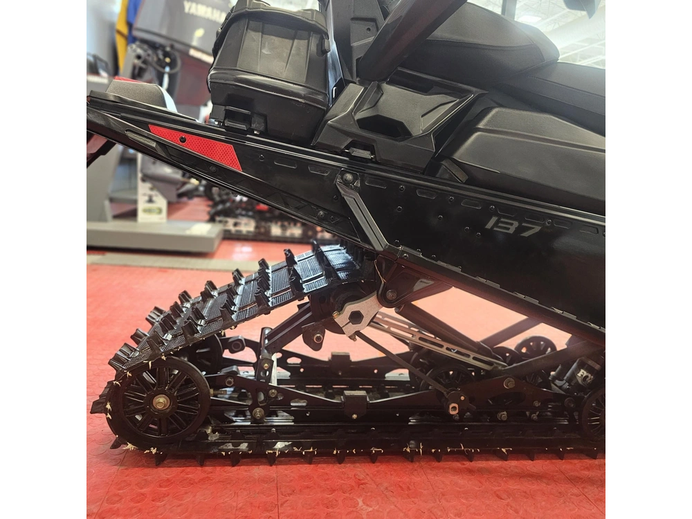 2025 Polaris 650 Indy Adventure 137 alt