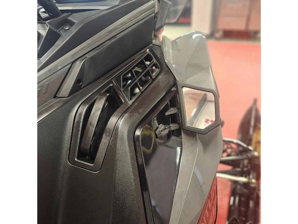 2025 Polaris 650 Indy Adventure 137 alt