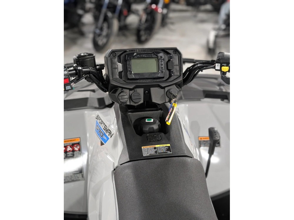 Polaris Sportsman 570 Ghost Gray | 🌍 Concurrents : Outlander 570 / Grizzly 700 🌍 | 2026 alt