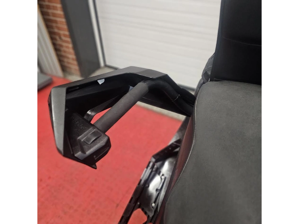 2025 Polaris 650 Indy Adventure 137 alt