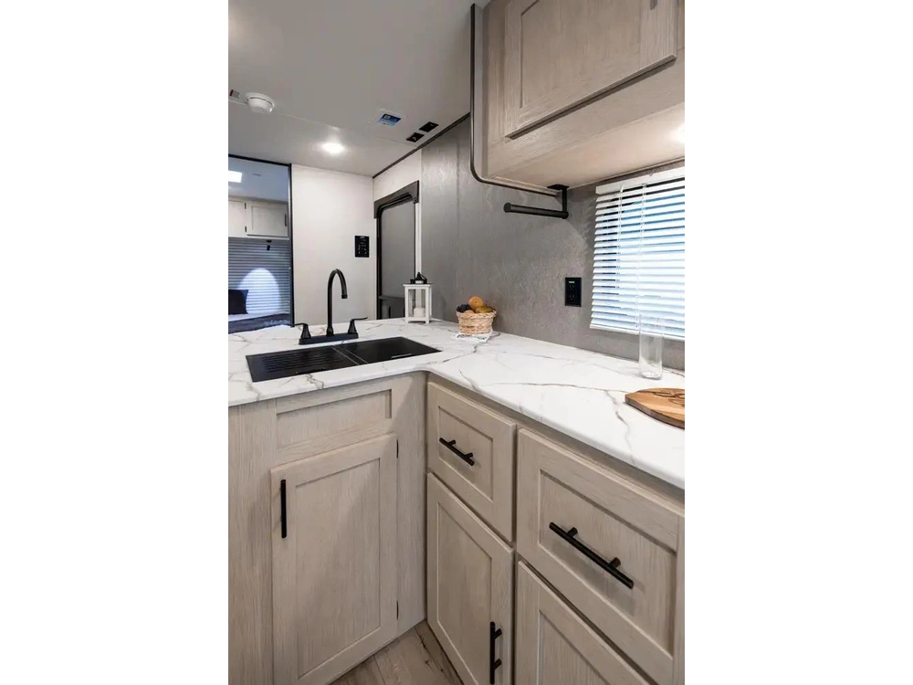 Coachmen Shasta I-5 Edition 525bhs 2026 alt