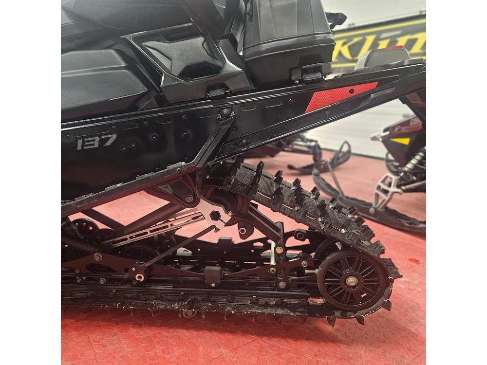 2025 Polaris 650 Indy Adventure 137 alt