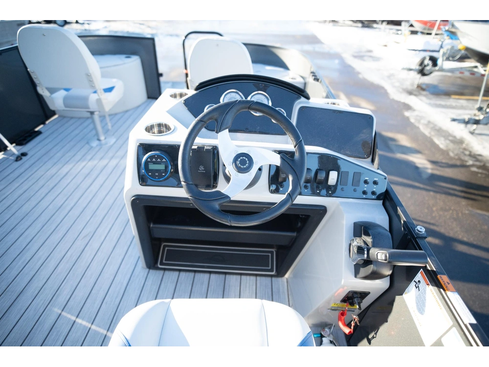 2025 Suncatcher Select 20f alt