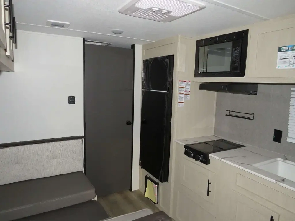 Coachmen Shasta Compact 18fq 2026 alt