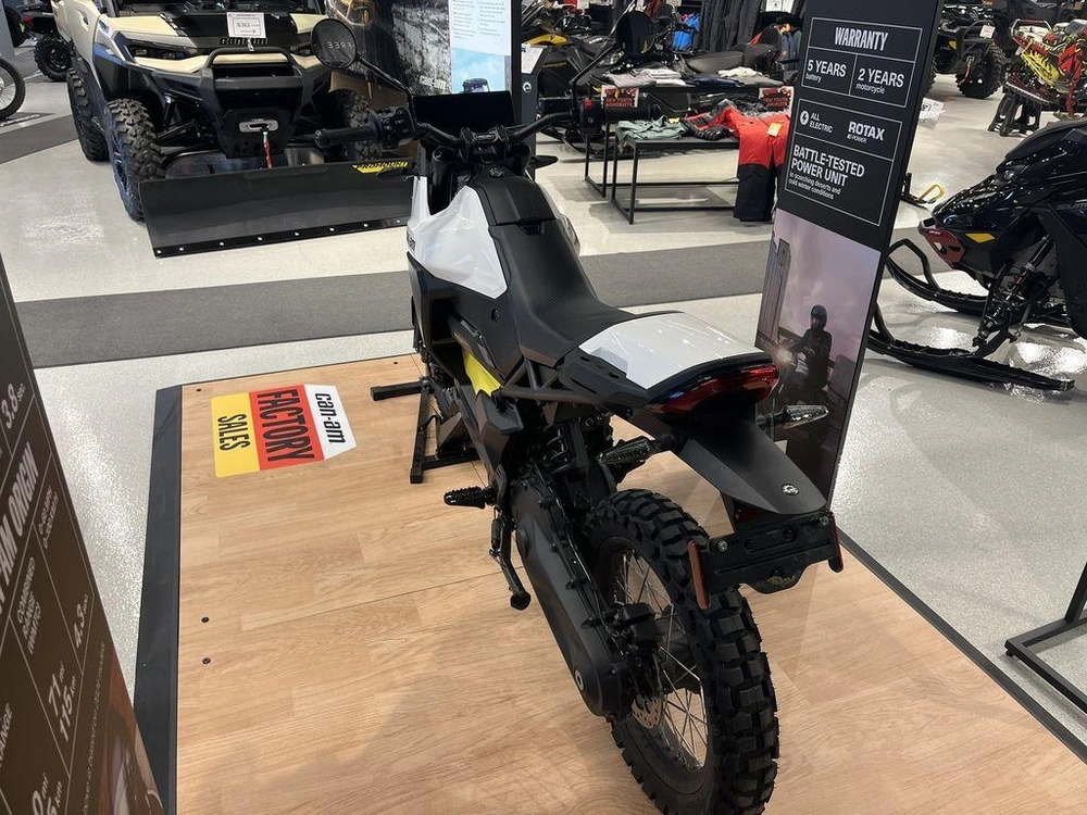 2025 Can-am Origin White alt