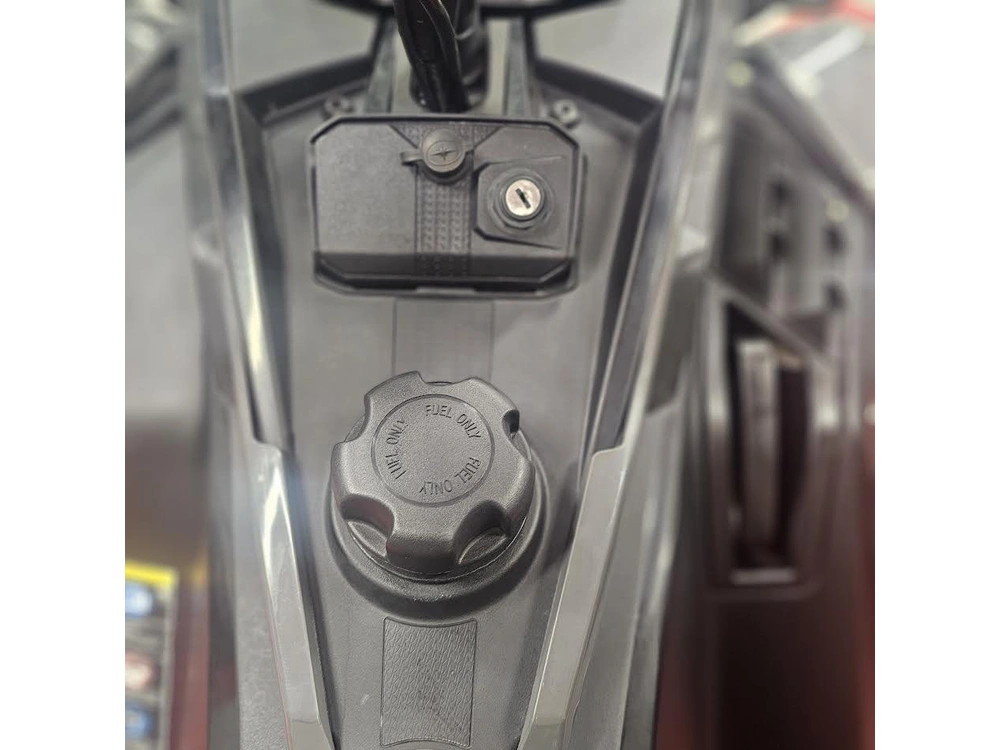 2025 Polaris 650 Indy Adventure 137 alt