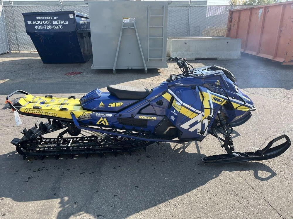 2025 Ski-doo Summit® X® 850 E-tec 154 Ss H_alt Powder 3.0_4.5 In_black alt