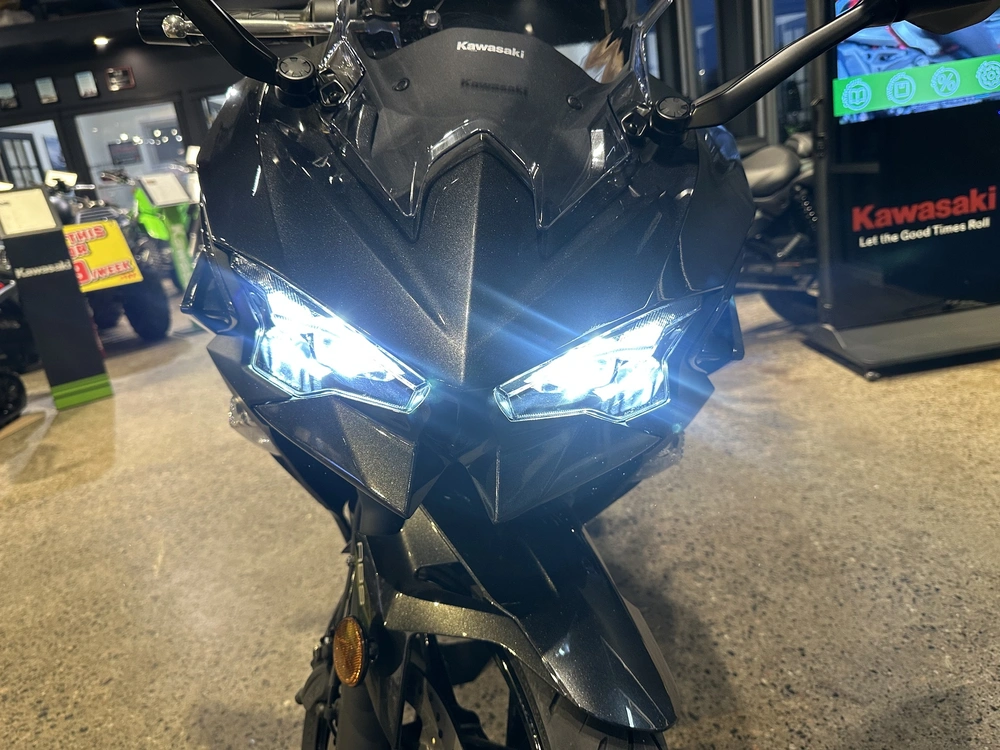 2025 Kawasaki Ninja 500 alt