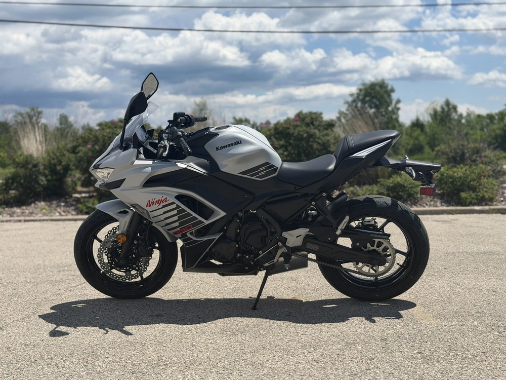 2026 Kawasaki Ninja 650 alt