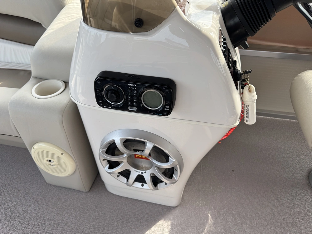 Crestliner Crestliner 23pi 2010 alt