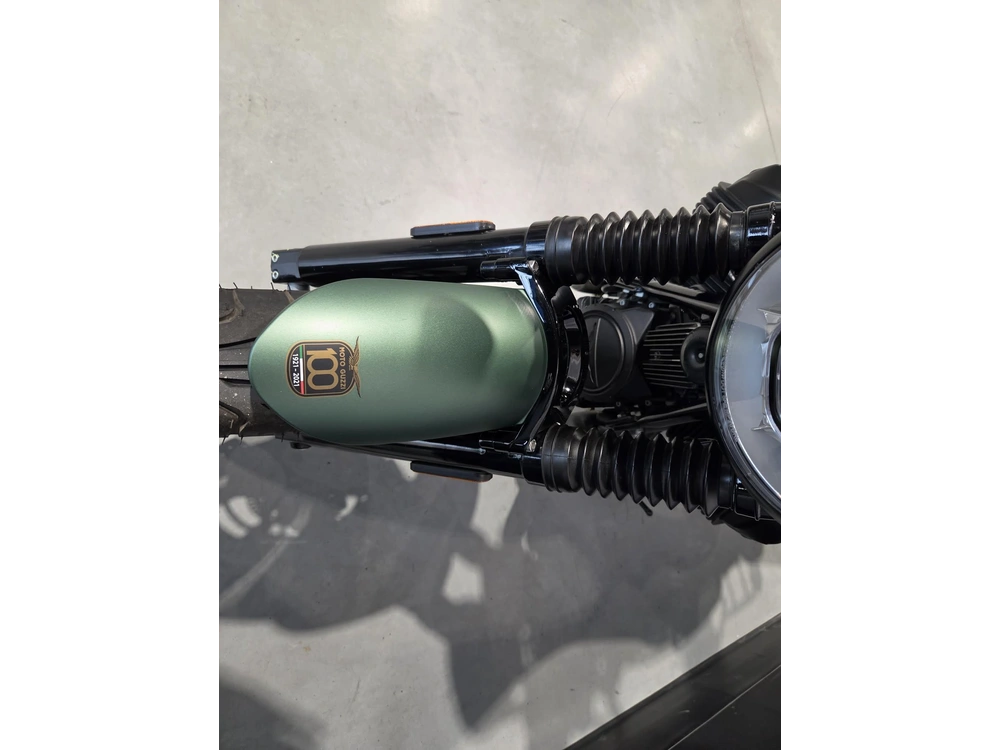 Moto Guzzi V7 Stone 2022 alt