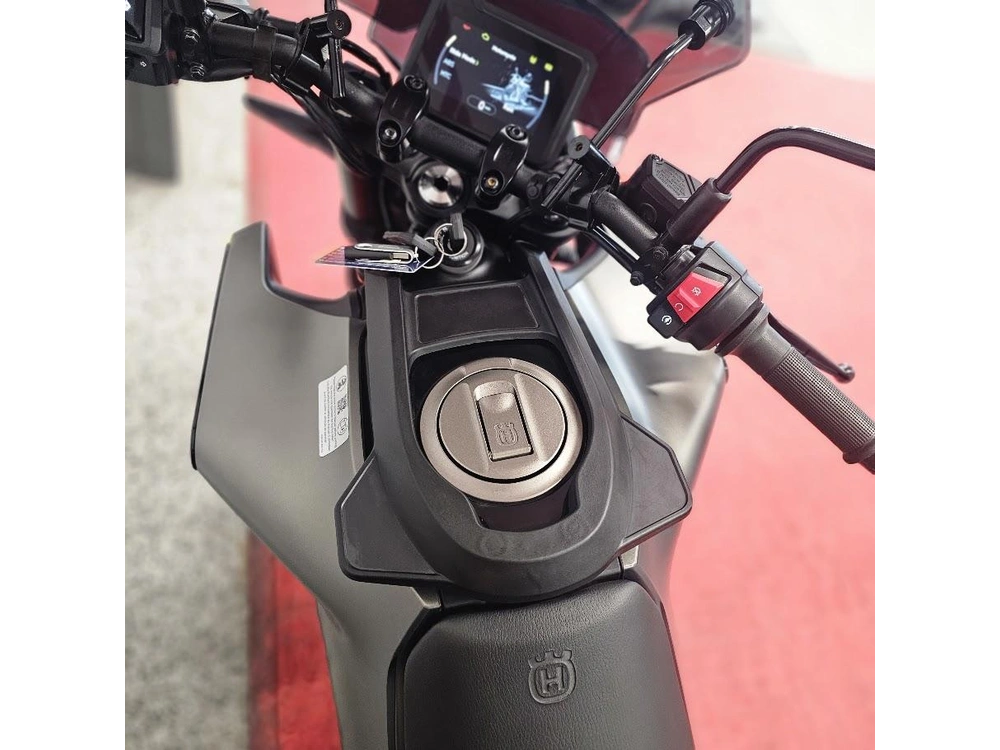 2024 Husqvarna Svartpilen 401 alt