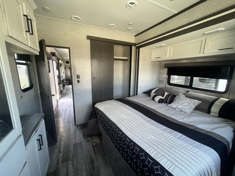 2023 Keystone Rv Hampton 374 Bar alt