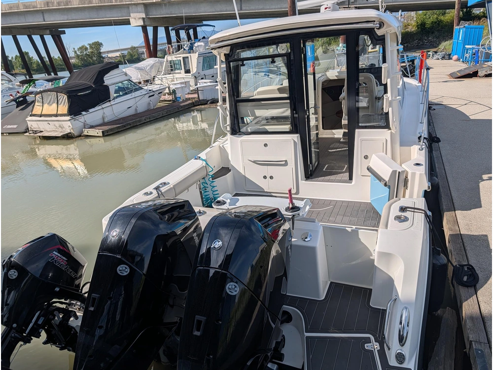2022 Boston Whaler 325 Conquest alt