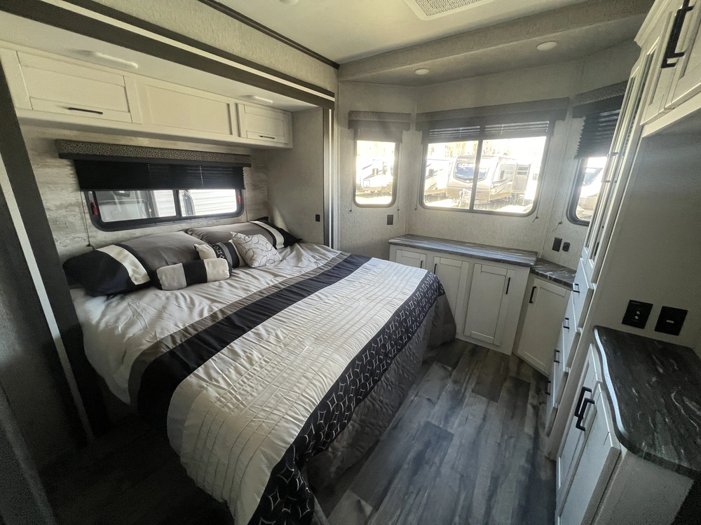 2023 Keystone Rv Hampton 374 Bar alt
