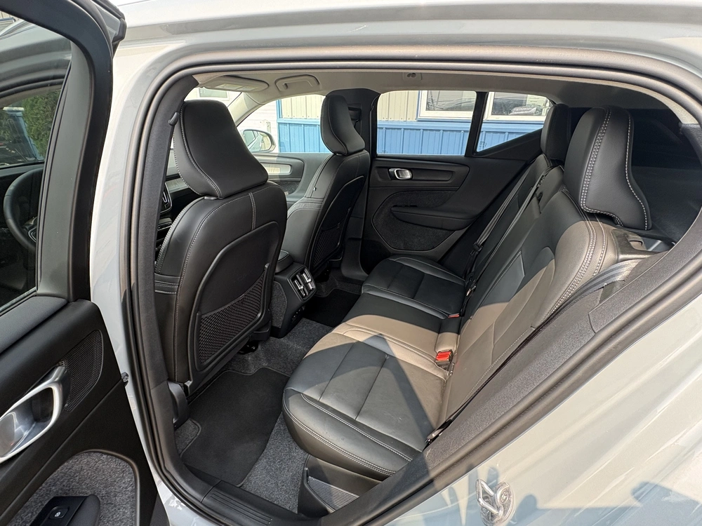 2025 Volvo Xc40 alt