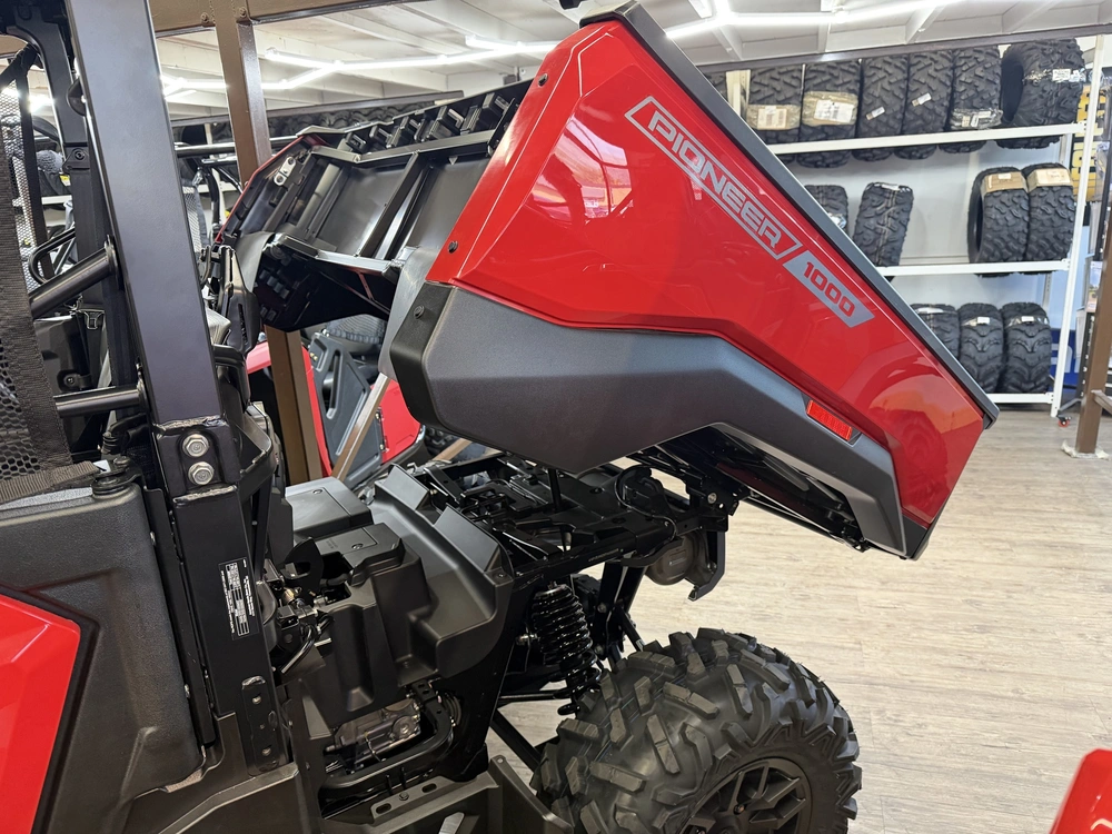 2026 Honda Pioneer 1000-3 Deluxe alt