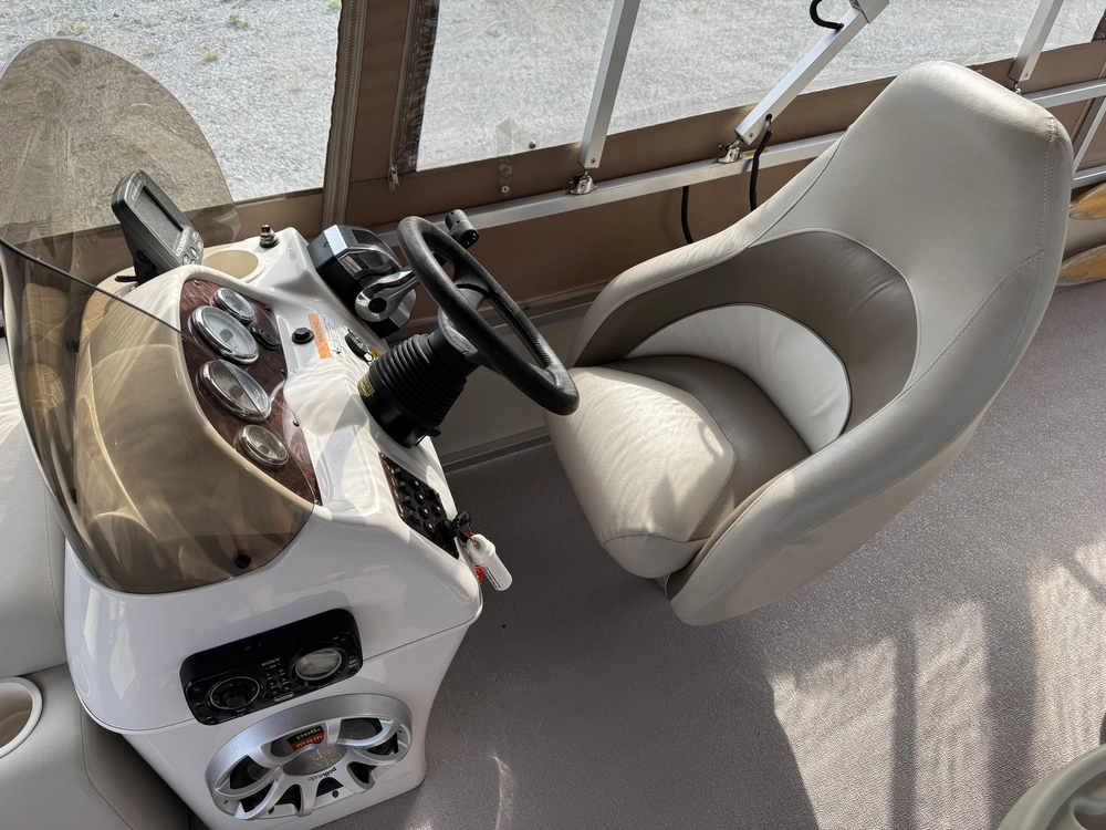 Crestliner Crestliner 23pi 2010 alt