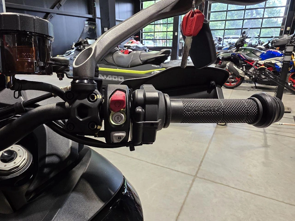 Ducati Multistrada V2s 2024 alt