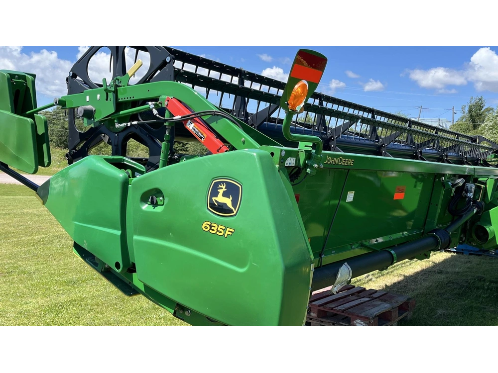 2023 John Deere 635f alt