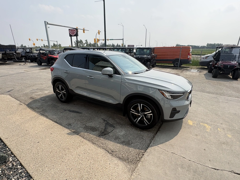 2025 Volvo Xc40 alt