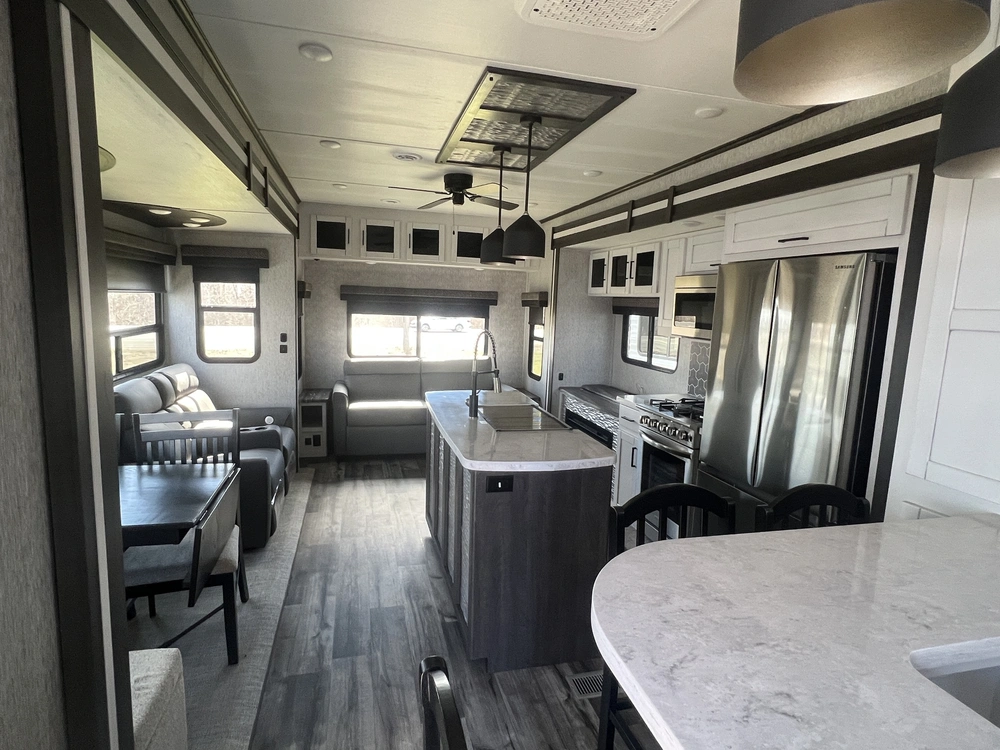 2023 Keystone Rv Hampton 374 Bar alt