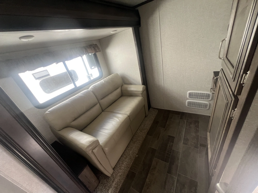 2019 Keystone Rv Montana 385br alt