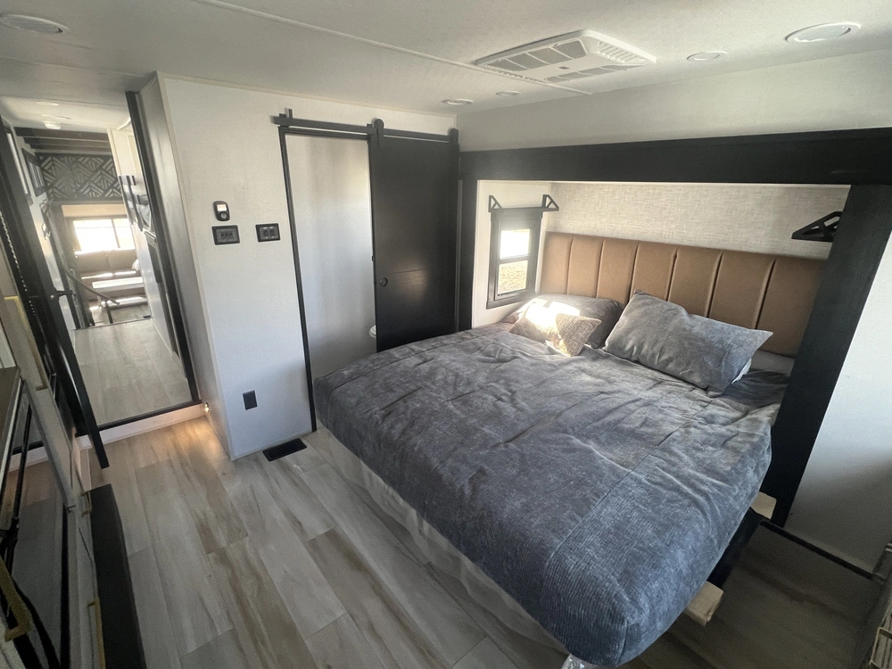2025 Forest River Salem Roost 43 alt