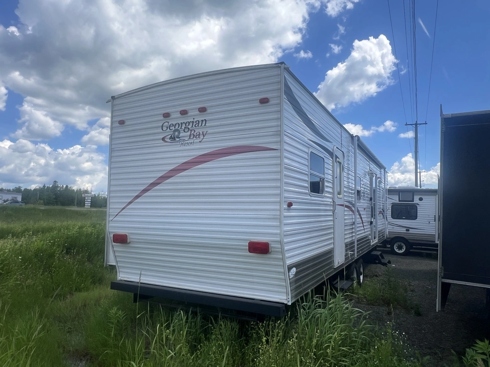 2009 Hy-line Georgian Bay 38fkd alt