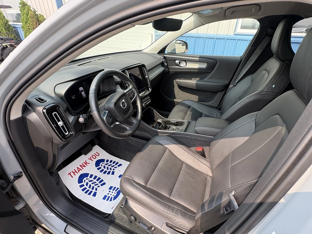 2025 Volvo Xc40 alt