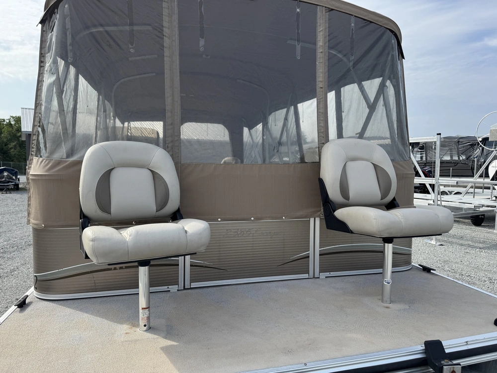 Crestliner Crestliner 23pi 2010 alt