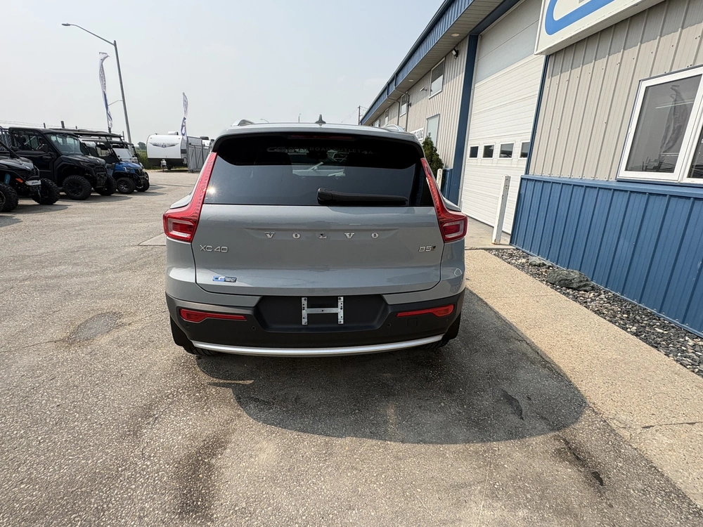 2025 Volvo Xc40 alt